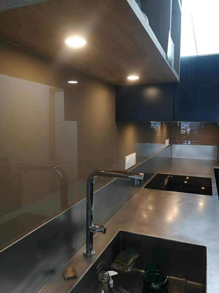 Pose de crédence en verre Épinal