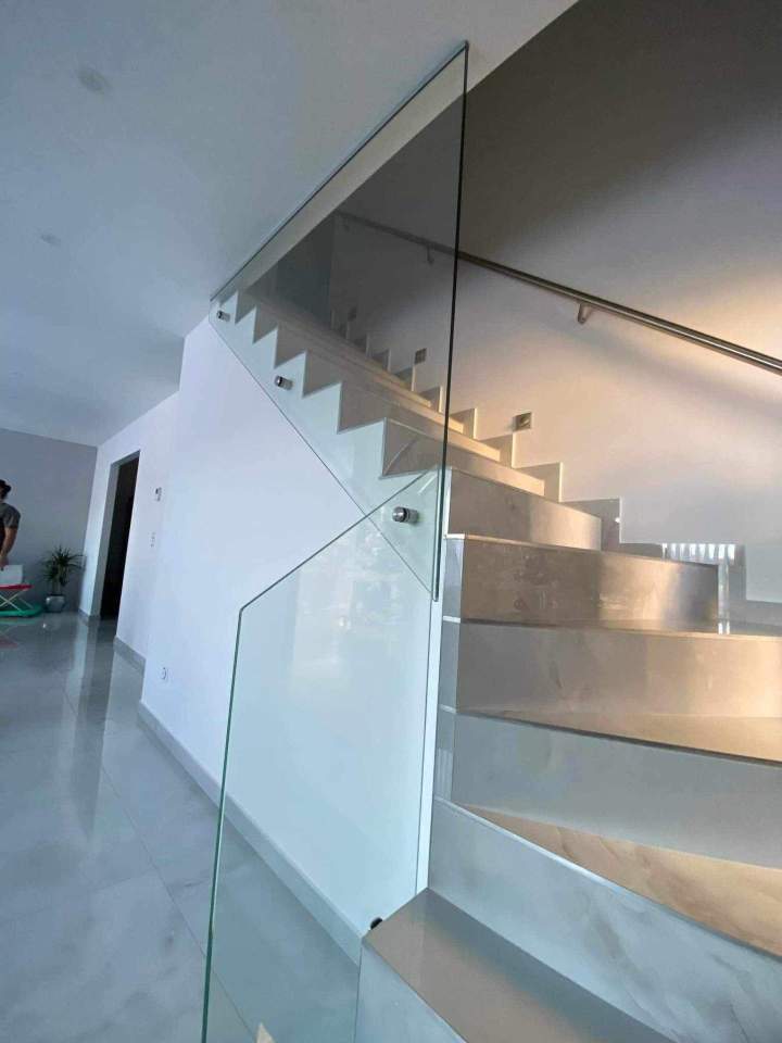 Fixation de garde-corps à Épinal