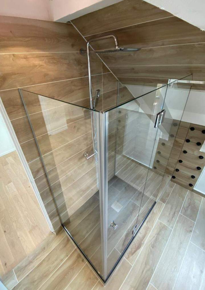 Pose du clôture de douche Épinal